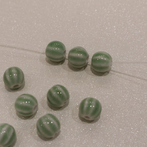 Perle en céramique - boule rayée verte (lot de 10)