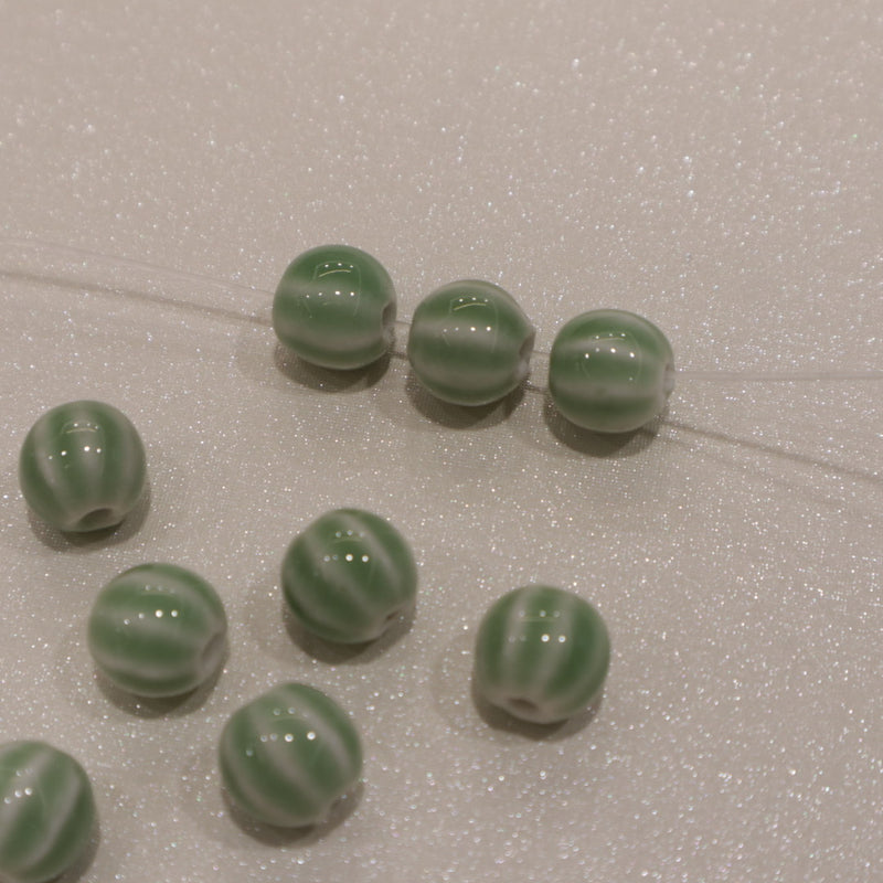 Perle en céramique - boule rayée verte (lot de 10)