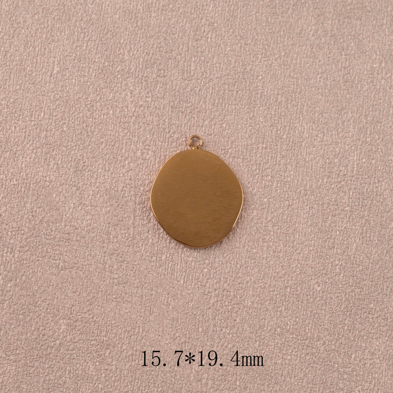 Pendentif plaque ovale asymétrique